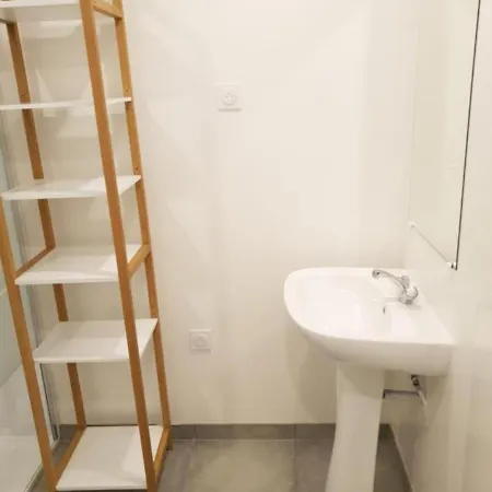 Grand Appartement, 2 Ou 3 Ou 4 Pieces, Tramway Sur Place, Proche Gare Sncf St Augustin 5 Min, Aeroport A 7 Min, Ou Allianz Riviera 10 Min, Palais Nikaia 2 Min , Supermarche Sur Place, Parking Possible Si Disponible Ou Payant A 1000 Metre Apartamento